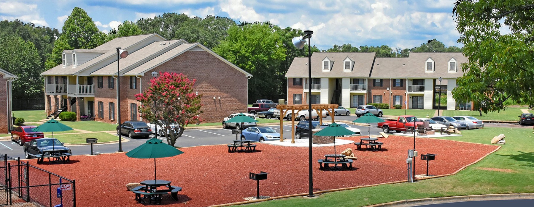 Summerchase at Prattville Apartments with a large courtyard and picnic tables